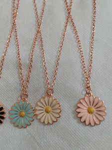 Daisy Flower Pendant Necklaces