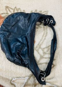 🖤 Sleek Black Faux Leather Shoulder Bag – Spaciou