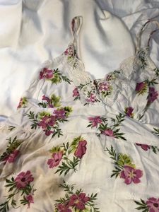 sleevless lace dress
