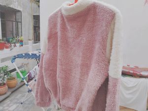 SWEATSHIRT WITH A STYLISH SILVER ZIPPER