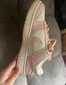AUTHENTIC NIKE SB DUNK LOW- Pink