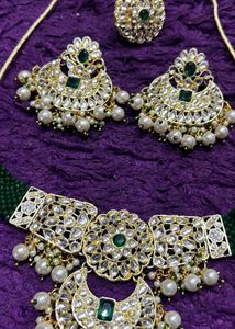 Exquisite Emerald Kundan Jewelry Set