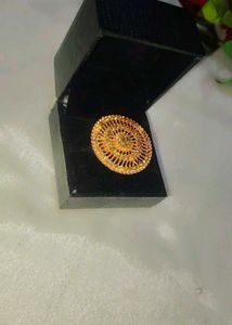 Regal Radiance: The Golden Aura Ring
