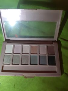 Maybelline Newyork eyeshadow pallate The blushed Nudes