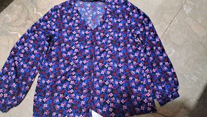 Top .it&#39;s New Not Worn.