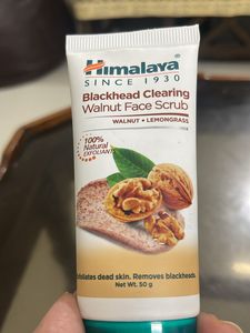 Himalaya Blackhead Clearing walnut Face Scrub