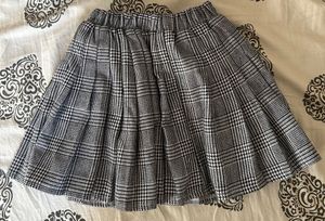 Black and white Flared Mini Skirt. Size - 28