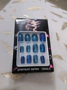 Beautiful Shiny Press On Nails With Stickers.