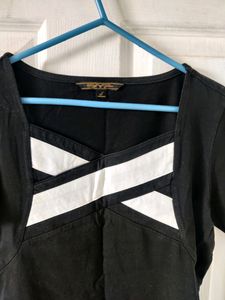 Black Clr Cotton Tshirt With Unique Neck Pattern
