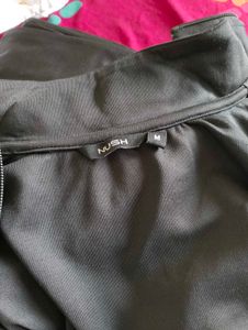 NUSH BLACK JACKET WITH THUMBHOLE