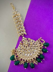 Monkdecor Green Design festive mathapatti And Earring Set .