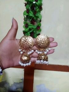 Golden Jhumka With Mangtika Set