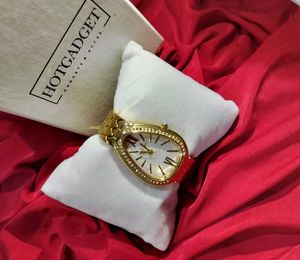 Hotgadget women's watch 2500/- (unused)
