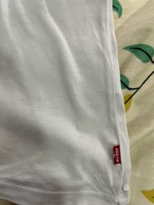 Levi&#39;s Graphic Tee - White