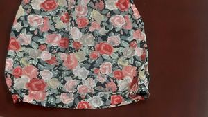 Cute floral top for women size S