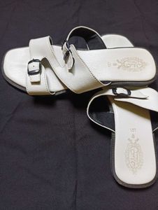 White Sandal/Flat.