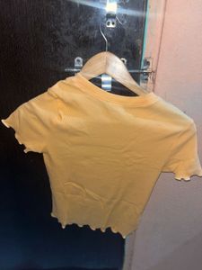 Yellow Ribbed Lettuce Edge Top