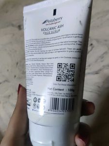 Asta berry Volcanic Ash Face Scrub