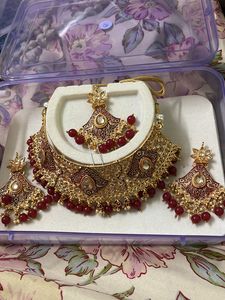 Elegant Pearl Set With Detailed Design