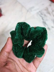 COMBO OF HAIR CLIPS AND SCRUNCHIE