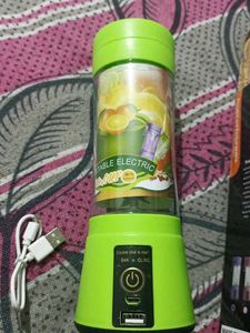 Portable And Rechargeable Battery Juicer Blender