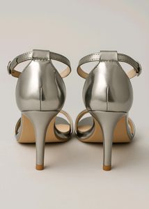 💫 Brand New Stylish Silver Heels 💫🎁 Never Worn