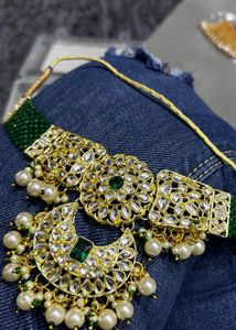 Exquisite Emerald Kundan Jewelry Set