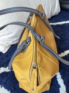 Chic Yet Stunty Yellow And Grey Shoulder Bag