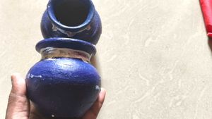 2 Clay Pots