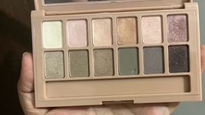THE BLUSHED NUDES EYESHADOW PALETTE 🎨