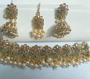 Elegant  Kundan &amp; Pearl Jewelry Set