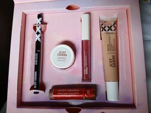 Just Herbs Makeup Kit😍