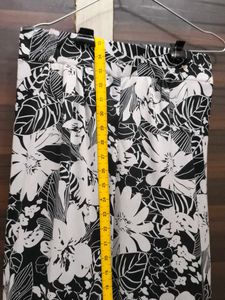 Black &amp; White Floral Easy Capri