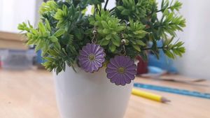 Pair of earrings And VASE