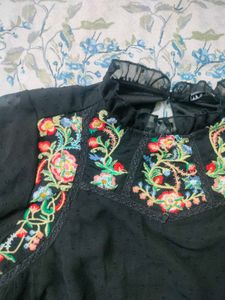 Black Embroidered Floral Top🖤🌹