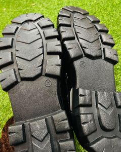 Stylish Black Loafers with Gold Chain