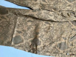 Skinny Jeans With Embossed Print