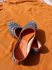 Embroidered Juttis
