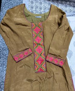 Women Thread Embroidered Crepe Kurta Set
