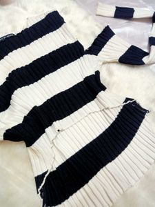 🤍🖤Striped Cut Out Sleeve Crop Top🖤🤍