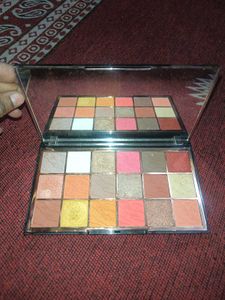 3 Eye shadow makeup palette