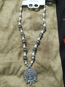 Pretty Necklace With Pearls