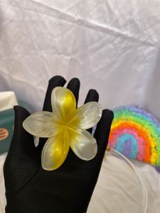 Flower daisy hair claw clutch
