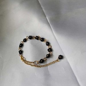 Beaded Daisy Bracelet ✨🖤