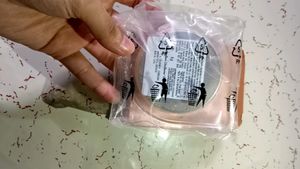 Lakme 9 To 5 Primer Matthe Compact Ivory Cream