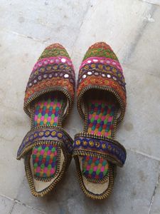 Beautiful JAIPURI JUTTI