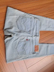 Light Wash Levi&#39;s Denim Jeans