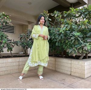 Pakistani beautiful suit 3 Set 💗💚