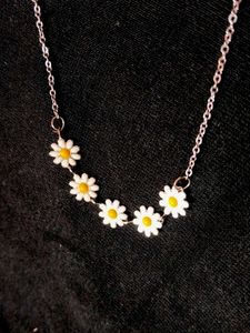 white flower chain 💮