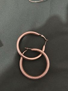 earing with clutcher